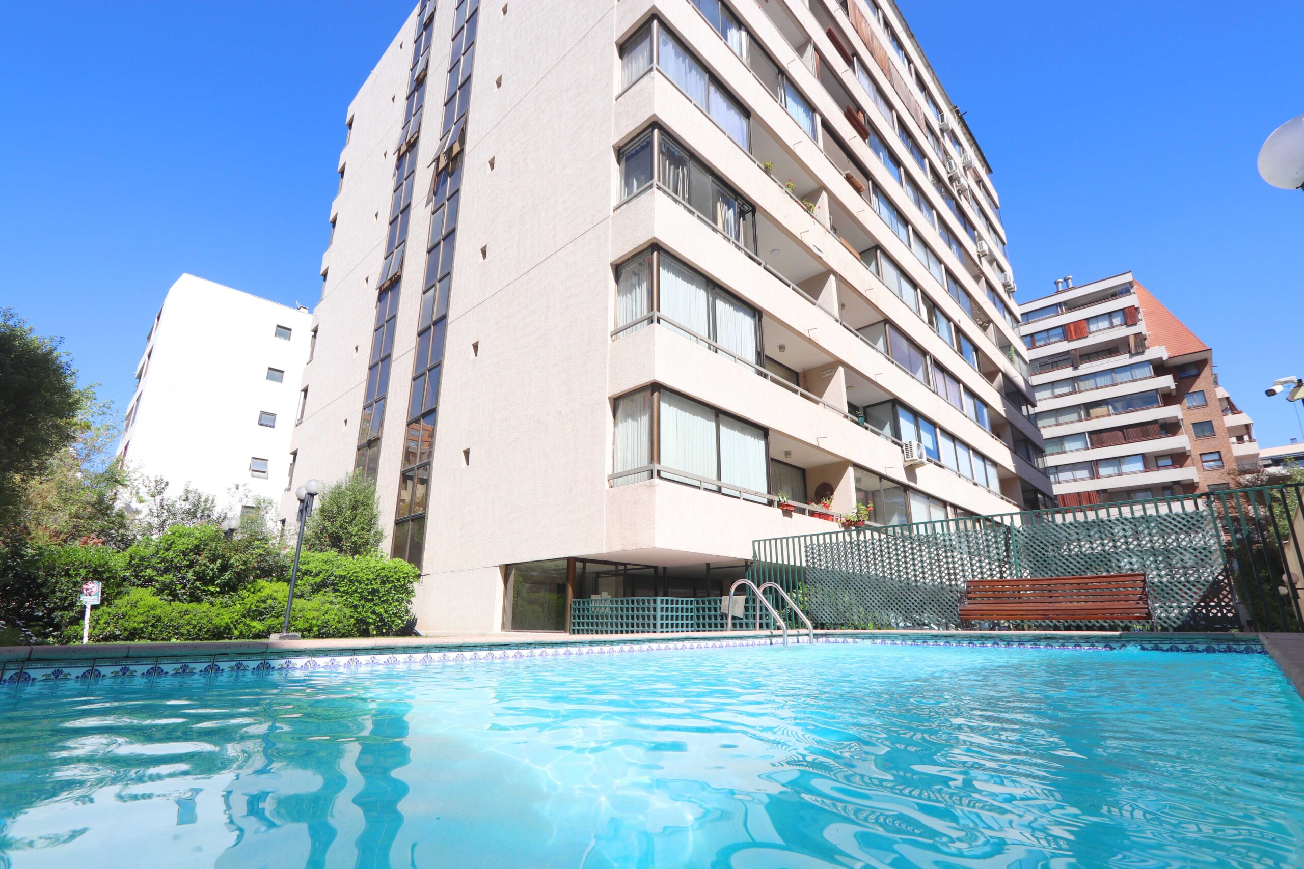 Departamento en arriendo, Las Condes. (COD A82).